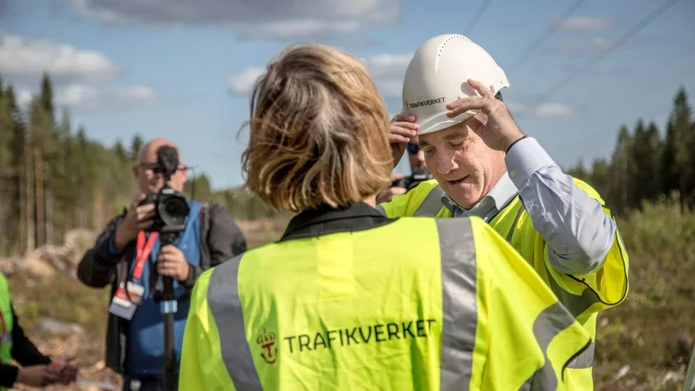 Första spadtaget är taget av statsminister Stefan Löfven. Nu gäller det att öka takten och bygga från andra hållet också, menar miljöpartiet. (Arkivbild)
