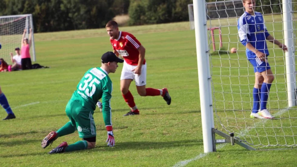 Niclas Nilsson, Hemmingsmark, jublar över 2-1 målet. När han klev in på planen stod det 1-1, när han klev av några minuter  senare ledde hemmalaget med 5-1. ”Men jag gjorde ju inget mål”, sa han.