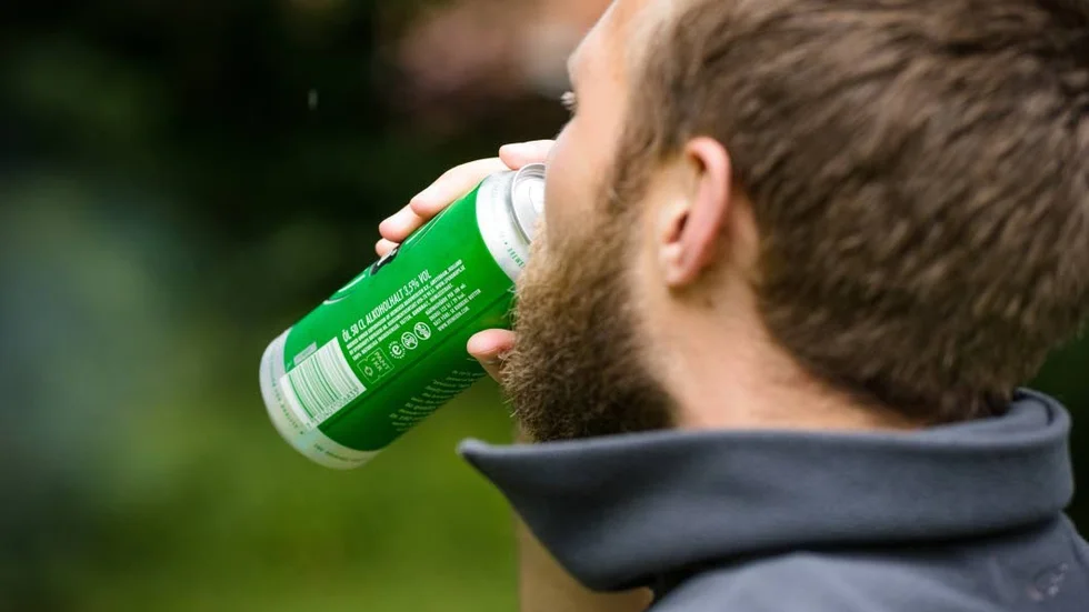 Många unga män har svårt att uttrycka känslor utan alkohol.