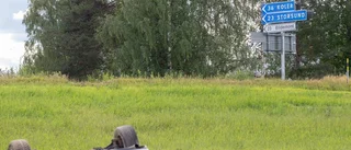 Olycksbil ligger kvar efter våldsam krasch