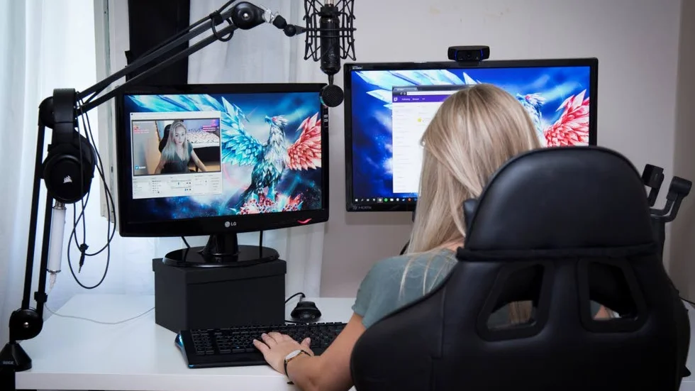 Emma Carlsson streamar på heltid. "Jag spelar datorspel och lever på det, det är ju fantastiskt", säger hon.