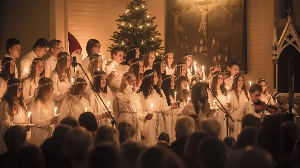 Det var en väl tilltagen Luciakör som sjöng i kyrkan.