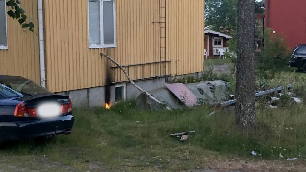 Branden i Piteå hann aldrig få något riktigt fotfäste då en granne släckte och slog larm.