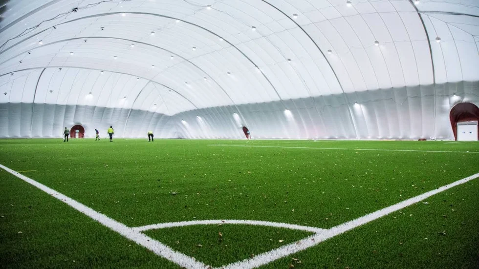 Piteå kommun hoppas att fotbollsföreningarna ska kunna använda fotbollshallen från och med 1 oktober. (Arkivbild)