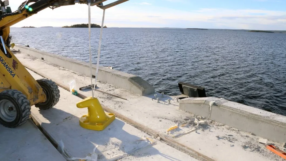 En pollare sätts på plats. Den används vid förtöjning av fartyg.