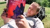 Arvet efter Arn av Jan Guillou är en av de böcker som säljer mest i sommar. Här njuter Niklas Danielsson av den populära riddarsagan.
FOTO: NICLAS SANDBERG