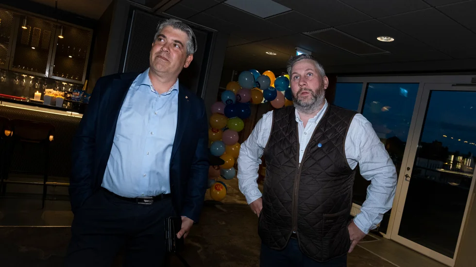 Niklas Borg och John Widegren spanade upp mot den stora TV-skärmen när siffrorna presenterades under kvällen.