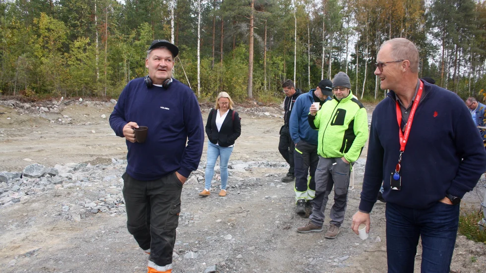 Jörgen Lindström, till vänster visar  Industrihuset Mutterns uppställningsytor för kommunalrådet Mikael Lindfors och andra gäster på Företagsfrukosten