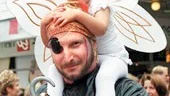 1997 invigde landshövding Björn Eriksson P5-pressen på Sapa Profiler genom att trycka på den här knappen. När han i går åter besökte företaget passade han på att göra samma sak igen. Platschef Christer Thorn håller sig i närheten.
FOTO: TITTI OLOVSSON