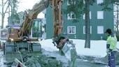 På Kapellvägen pågick under gårdagen arbetet med att lokalisera och laga det rör som brustit.	
FOTO: TITTI OLOVSSON