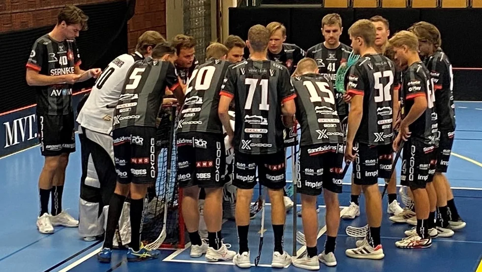 Solfjäderstaden är redo för det genrep på tisdagen som vanns med 8-5. Svartrandigt blir den här säsongens huvudställ för Motalalaget i den division 1-serie som startar på söndag.