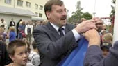 Bostadsministern Lars-Erik Lövdén invigde igår Diamantens skola i Navestad genom ett tal och hissning av skolans egen flagga., som han försöker få ordning på här.  
FOTO: JANNE FORSBY