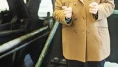  Visserligen revs själva pumpverkshuset, men jag är mycket glad åt att vi lyckades bevara det unika pumpverket, säger stadsantikvarie Ann-Charlotte Hertz, här framför ett av pumpverkets kugghjul.
FOTO: SIMON AHLVIN