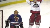 Franz Arildsson firar Fredrik Gustafssons 2-0-mål för Hästen, som vann med 3-2 i Himmelstalundshallen.
FOTO: ANITA KJELLBERG