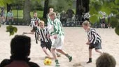 Åbys Benjamin Sayeler och Hagahöjdens Albin Ljungman kämpar om stridsäpplet.
FOTO: ROBERT SVENSSON