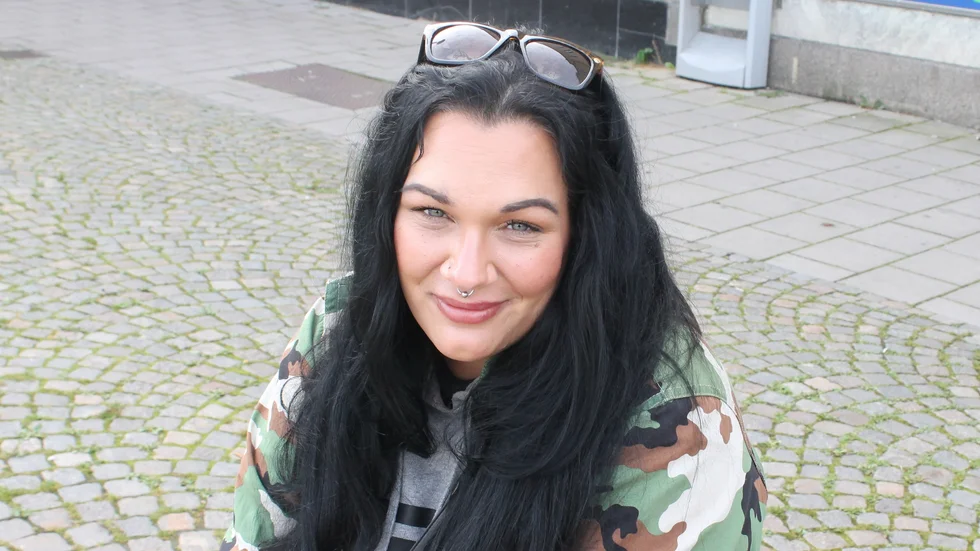 Rebecca Pettersson som kommer från Motala säger att hon anser att röstningen överlag under valet har varit lite dåligt skött. Pettersson tänker då på: 
"Alla köer, att så många förtidsröstar och att man inte får veta någonting på flera dagar".
Vad gäller de dröjande valresultaten så menar hon att man inte kan göra så mycket mer än att vänta och se.