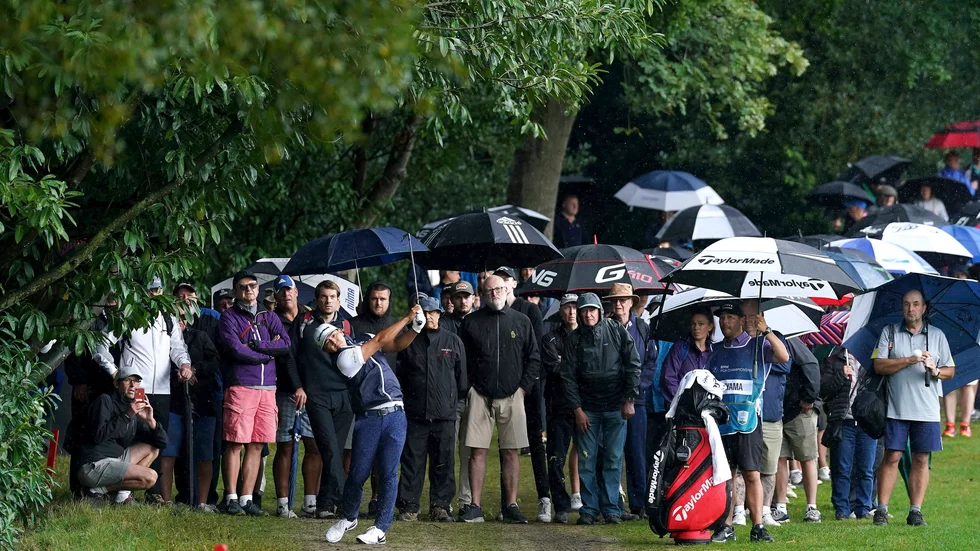 Spel i regn under den första rundan på Wentworth i torsdags.