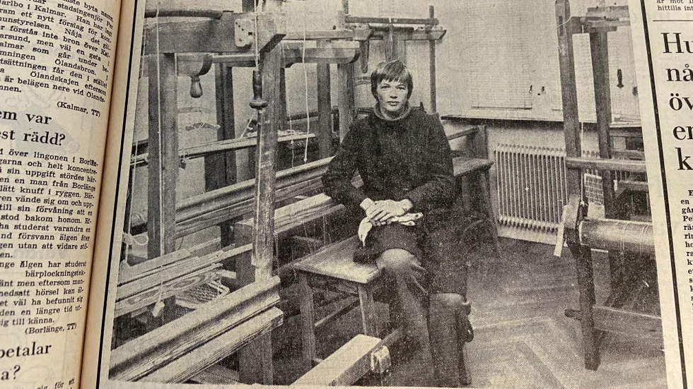 Katrineholms-Kuriren 16 september 1972. Sexton vävstolar och gott om utrymme finns det vid Djulögatan 13. Vävlärare Barbro Rodell tycker att det är en skandal att inte vävstugan används.