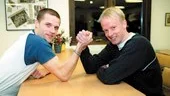 Armbrytningen mellan fjolårets radpar i Sylvia, Pär Andersson, t v och Niclas Fredriksson, slutade lika. Precis som derbyt mot IFK i fjol. Fast då fanns både Pelle och Niclas i samma lag, d v s Sylvia.
FOTO: HANS JOHNSSON