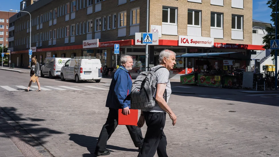 Hyresgästerna Erland Hinnerdal (t v) och Bo Wallentin har tagit strid mot byggplanerna i sitt bostadskvarter. Nu ska kommunen se över planförslaget. 