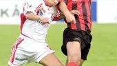 Tufft och jämnt var det i derbyt på Bollspelaren mellan Assyriska och Azech. Här är det Assyriskas Simon Vardin som kämpar mot Rodrigo Gonzales i Azech. Den här matchen slutade oavgjort, men matchen den vann Assyriska med 21.
FOTO: NICLAS SANDBERG