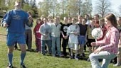 Linnea Ringquist, 12-årig talang i Kuddby IF, utmanade Balázs i en jongleringstävling. Och vid ett tillfälle av tre vann Linnea, som har 68 som rekord.
FOTO: ANITA KJELLBERG
