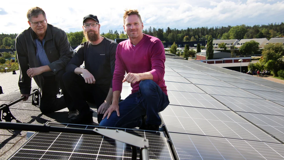 Svante Dackemyr och Peter Sandh är stolta över föreningens satsning på solceller. Energi- och klimatrådgivare Robert Klasson (t h) har bistått med råd. 