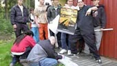 Latin Kings skriver autografer till killar på Vikbolandet.
FOTO: ROBERT SVENSSON