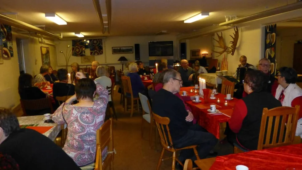 Ett 40-tal närvarande och sångbegåvade deltagare besökte julfesten.
