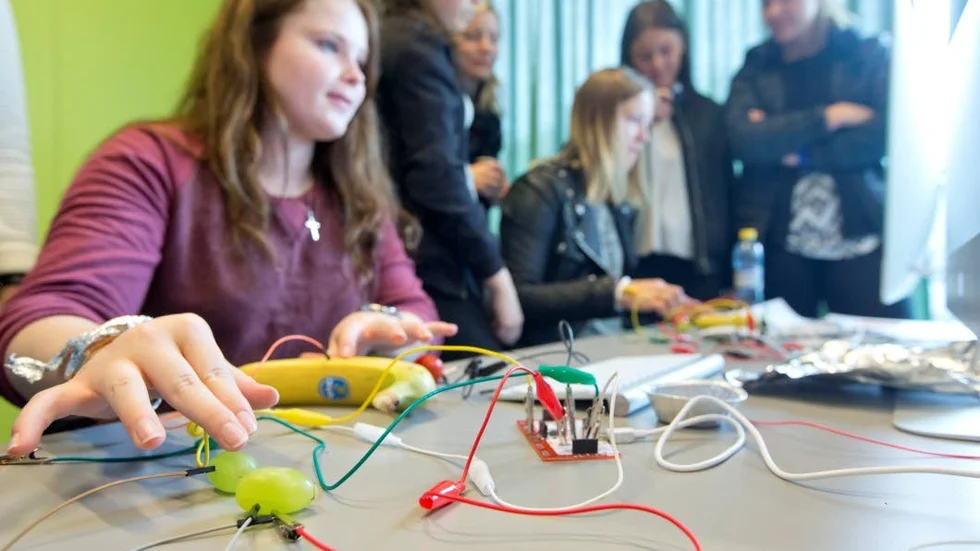TESTADE. Förra året fick bland annat Julia Ramstedt testa att en banan kan användas som datamus. Interactive Instute återkommer på fredag med nya övningar i Kaleido.(Arkivbild).