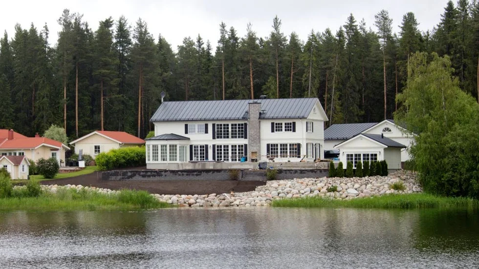 Utreds. Polisen ska utreda om Tomas Holmström stenbeläggning är ett brott. Kommunen anmälde honom eftersom han saknade dispens från strandåtgärderna. (Arkivbild)