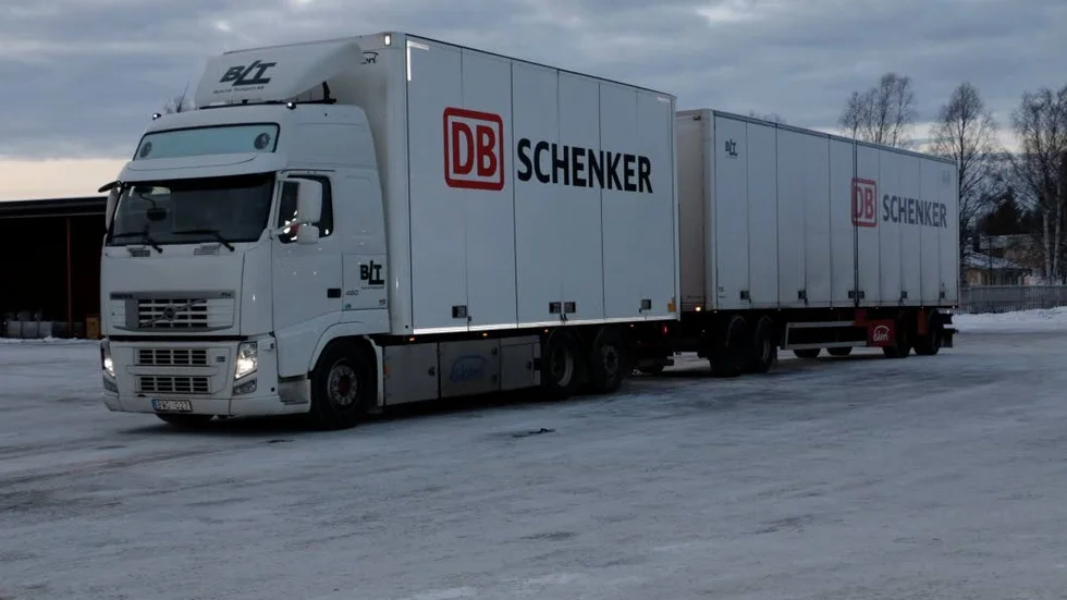 DYRT. Burlinks bilar rullar upp till 20 000 mil per år. Den aviserade skattehöjningen ger en bränslefördyring med drygt 400 000 kronor per år.