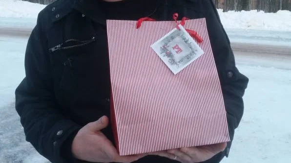 Kristoffer Hane har hittat julklappen som var gömd i Arvidsjaur. Klappjakten fortsätter på torsdag!