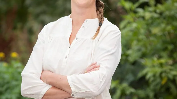 "Även om inte kemiska bekämpningsmedel används på ekologiska odlingar är det svårt att skydda odlingarna från att smittas av sådana medel, men alternativet att sluta välja ekologiskt är helt fel", anser Emelie Hansson på Naturskyddsföreningen.