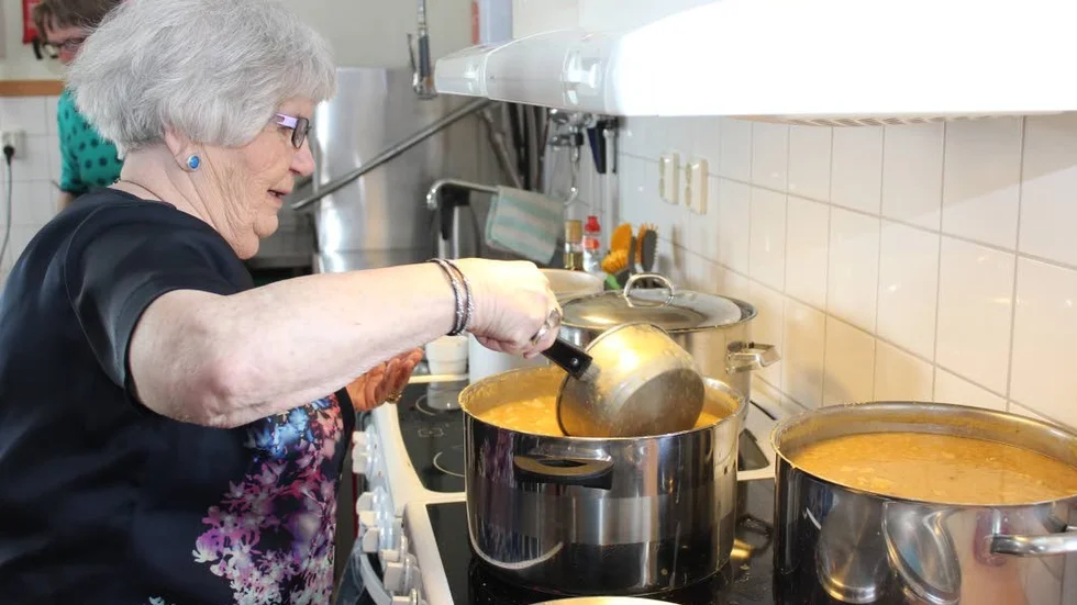 Rejäla grytor. Beda Lundström var en av kockarna för ärtsoppskalaset.