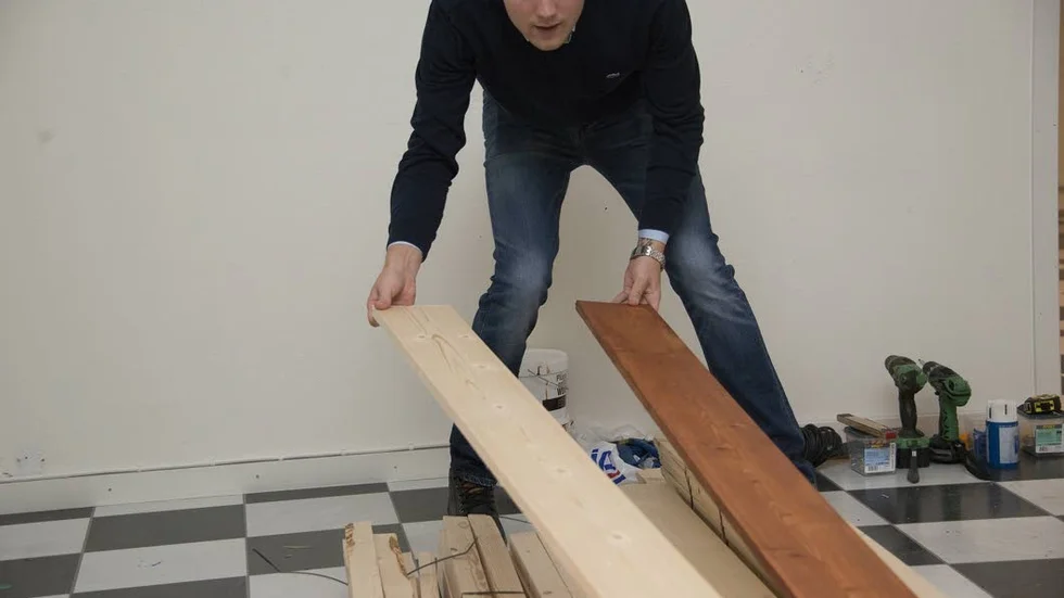 Mycket jobb. Måla plank är en av många sysselsättningar.