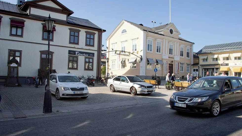 Trafiksituation. Rådhustorget blir inte bilfritt, men kommunen ska ta fram förslag på en förändrad trafiklösning. (Arkivbild)