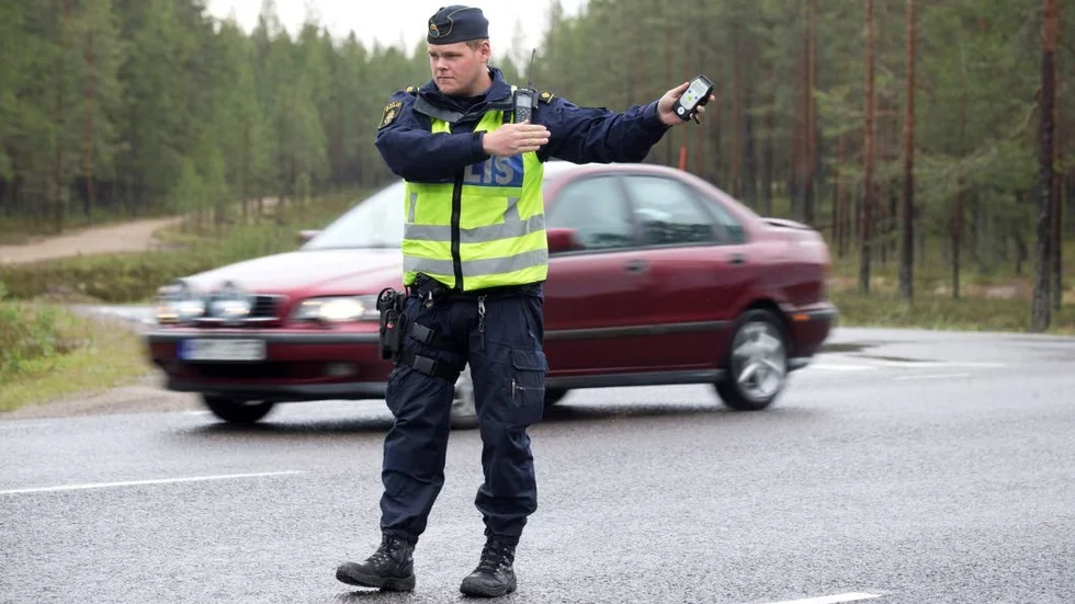 Poliskontroll. Vid nykterhetskontroll kan polisen omhänderta körkortet direkt om alkoholhalten är hög. Här Marcus Öhlund, polisassistent. (Arkivbild)