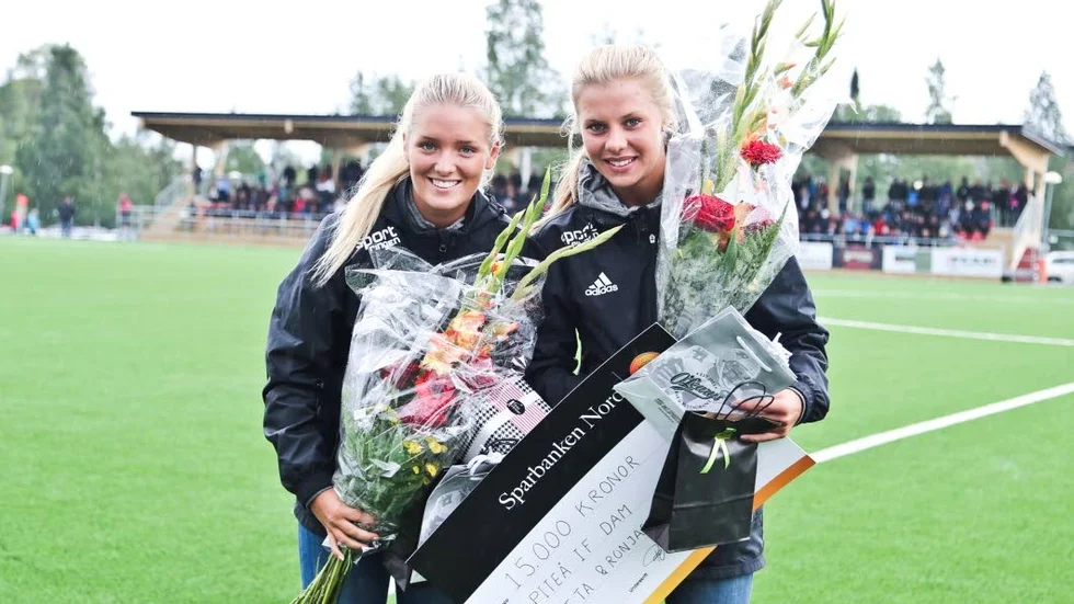 ÄVENTYR.  Ronja Aronsson och Lotta Ökvist hyllades för sina insatser i F19-EM där Sverige tog guld. Nu väntar ett stort äventyr för Lotta, Ronja och ytterligare två spelare från Piteå IF - slutspelet i U 20-VM på Papua Nya Guinea.