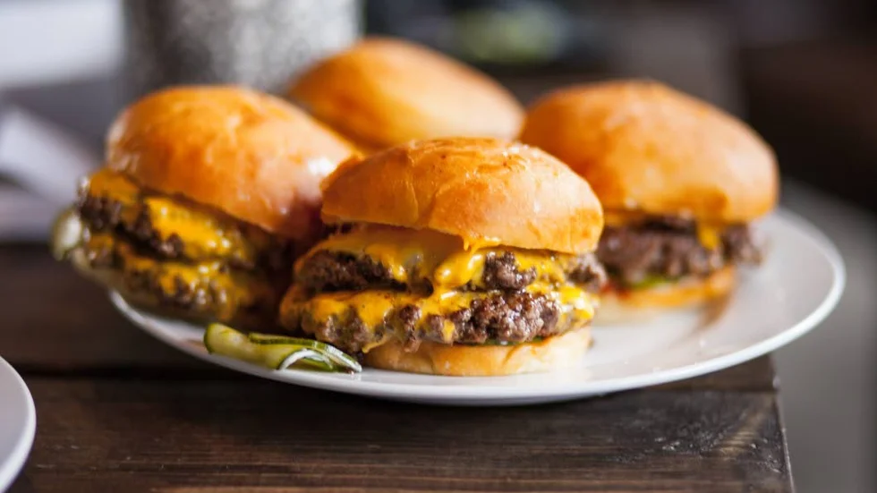 USA. Bastard Burgers har tagit inspiration från USA och de färskmalda burgarna serveras med tillbehör som amerikansk cheddar, inlagd gurka och picklad lök.