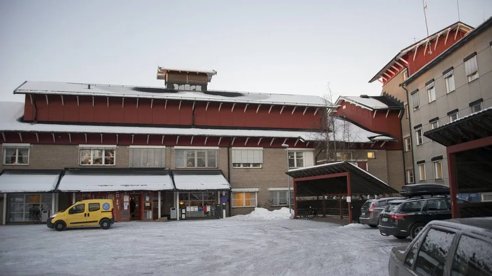 Länsmansgärdan 9. Köpet är nu genomfört av den stora byggnaden där bland annat hälsocentralen finns. Från och med årsskiftet står Arvidsjaurs kommun som dess nya ägare, sedan de köpt fastigheten av landstinget för 11,3 miljoner.