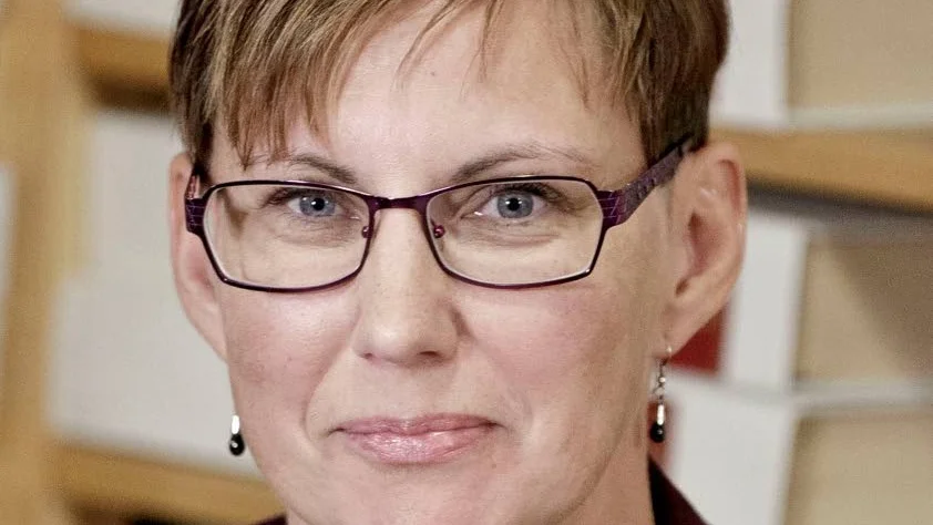 Kommunalrådet Helena Stenberg (S) tycker det är tråkigt med den serviceavveckling som skett i Norrfjärden. (Arkivbild)