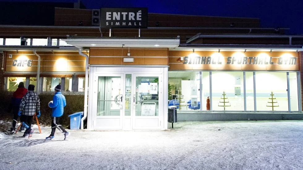 Badgäster får vända tillbaka hem. För dörren till Öjebyns simhall är låst. Där håller företaget Nomor på att sanera sedan badhuset angripits av kackerlackor.