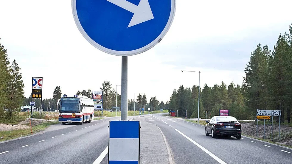 På väg hem. De båda männen var av allt att döma på väg hem från havsbadet. Föraren hade 1,66 promille alkohol i blodet och åtalas för grovt rattfylleri, kompisen som ägde bilen för medhjälp.