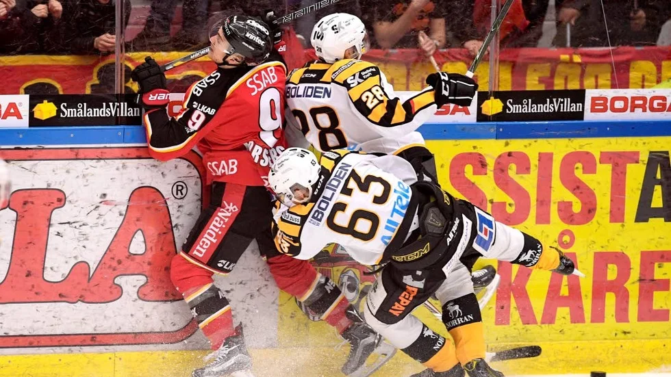 STOPP DÄR. Sebastian Aho sätter stopp för både medspelare (Johan Alm) och motståndare (Johan Forsberg) i derbyt mot Luleå som Skellefteå vann med 4-3 efter straffar.