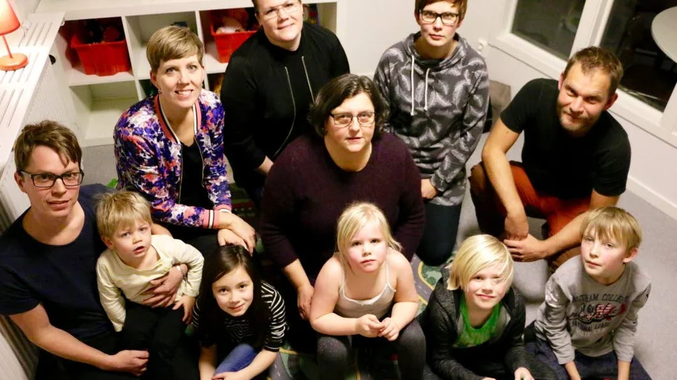 Skola i byn. Föräldrarna David Nyman Backman, Karolina Viklund, Mikaela Gebing, Karin Westerlund, Karolina Eriksson och Mattias Häggbom tror att bun kommer att besluta att skolan i Blåsmark blir kvar. Med på bilden barnen Alvin, Nora, Emilia, Oliver och Lukas.