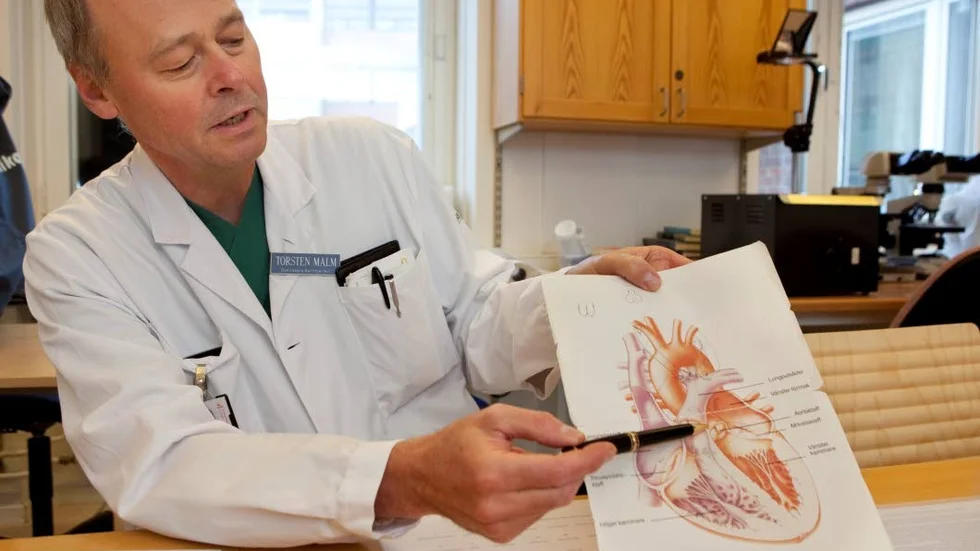 Transplantation. Torsten Malm, överläkare på Lunds universitetssjukhus, visar hur man tar tillvara på hjärtklaffar