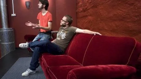 Adam Tillberg och Jakob Sjöberg medverkar i Underverket en pjäs om konst, tro och terror med premiär på Kulturkammaren i kväll. Foto: Janne Forsby
