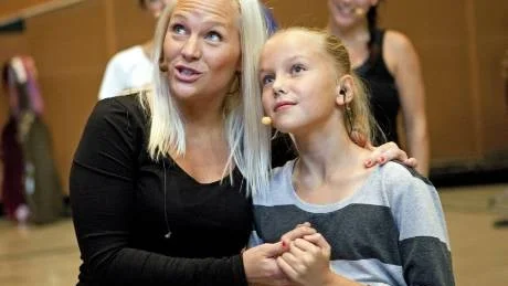Helena Rask och Wilma Hellman medverkar i The Fairytale. Tidigare har den tioåriga Motalatjejen Wilma sjungit och agerat i ShowBoat.