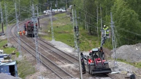 Renoveringen vid Graversfors pågår både inne och utanför de tre järnvägstunnlarna. Här byter man ut kontaktledningen mot en ny.